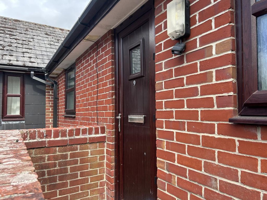 Property photo 1 of 7 Front (Exterior)