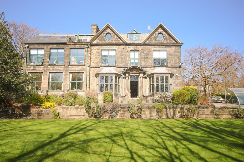 Property photo 1 of 16 Communal Entrance