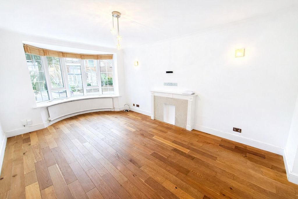 Property photo 2 of 10 Living Room (2).Png