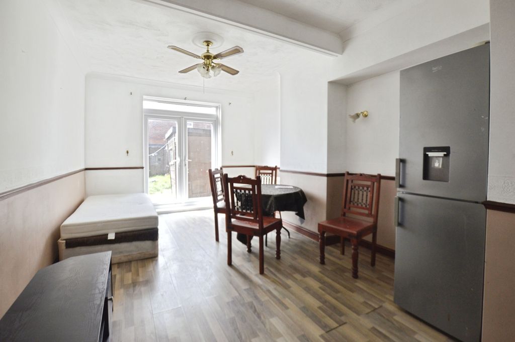 Property photo 3 of 8 Pbox-Img.Jpg