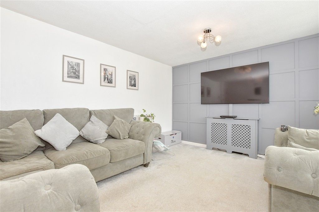 Property photo 3 of 12 Lounge