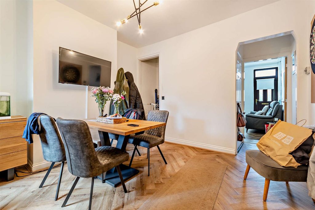 Property photo 3 of 10 8678454-Interior03-800.Jpg