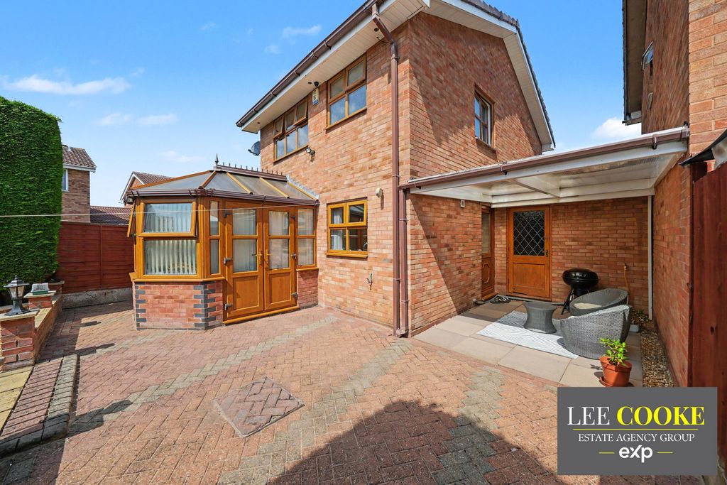 3 bed link detached house for saleCroxley Gardens, Hadley Heath, Willenhall WV13 photo 3