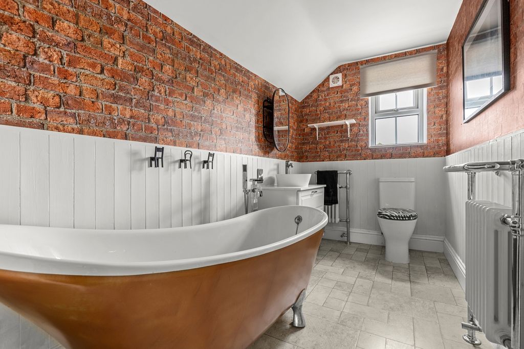 Property photo 3 of 21 Bathroom