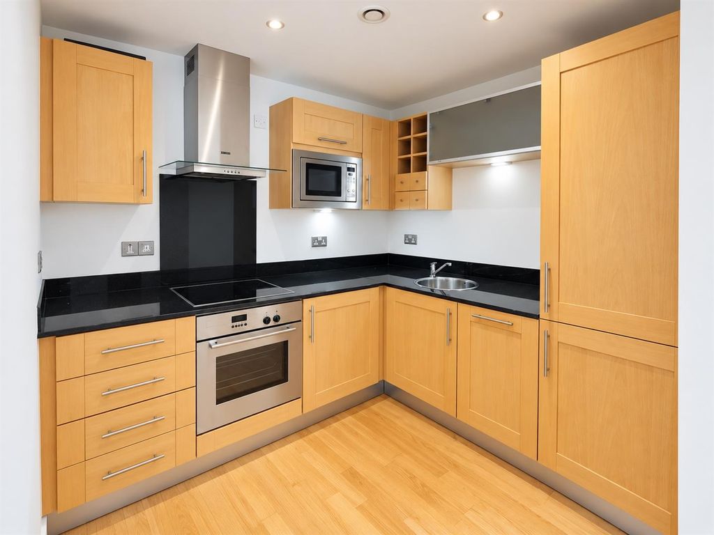Property photo 2 of 10 Modern Fitted Kitchen With Integrated Appliances...