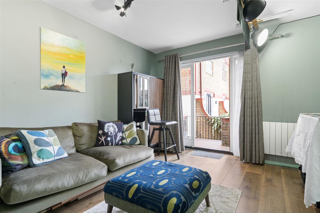 Property photo 3 of 11 3 Linford Court, Appleton Square, Mitcham Receptio