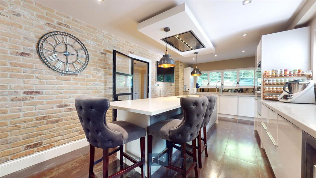 Property photo 2 of 33