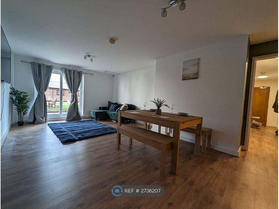 Property photo 1 of 13 Massive Lounge Area