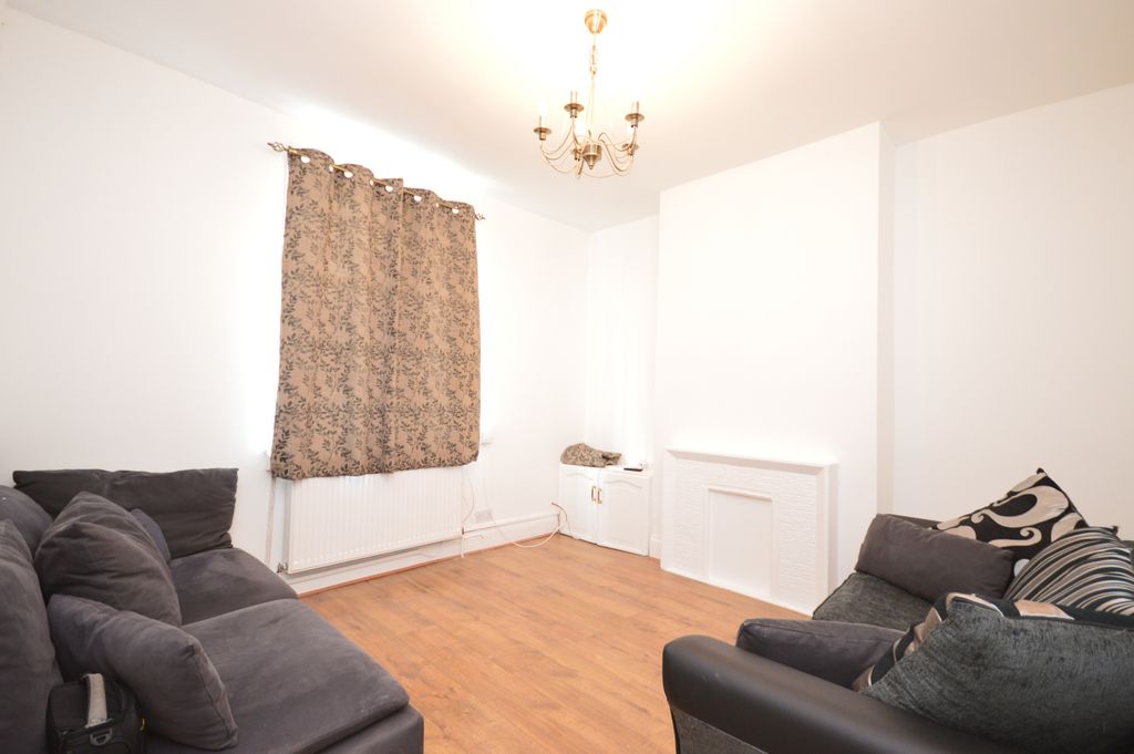 Property photo 1 of 15 4 Double Bedroom Mid-Terraced House