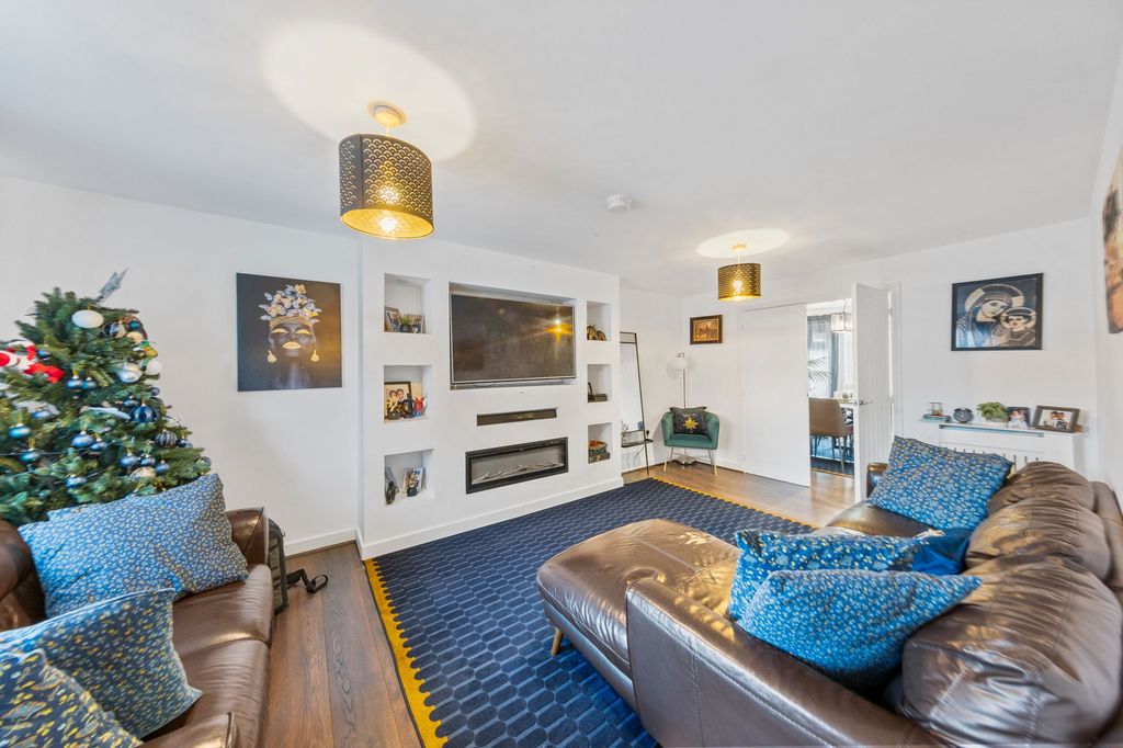 Property photo 2 of 22 Lounge