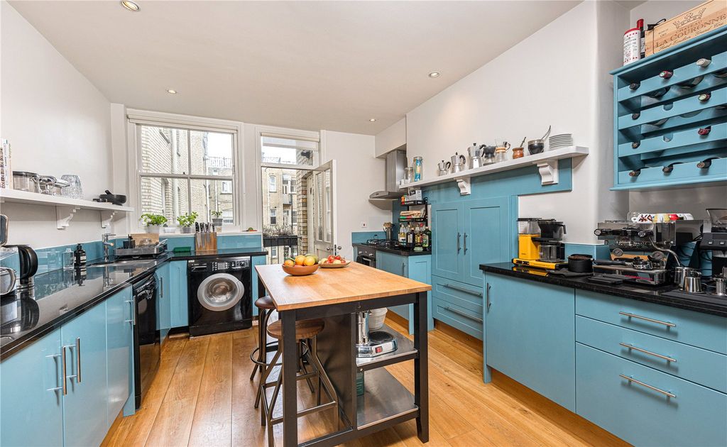 Property photo 2 of 16 Picture No. 11