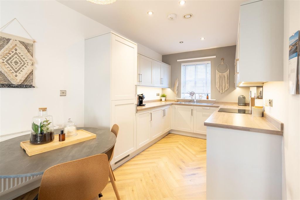 Property photo 3 of 10 Kitchen