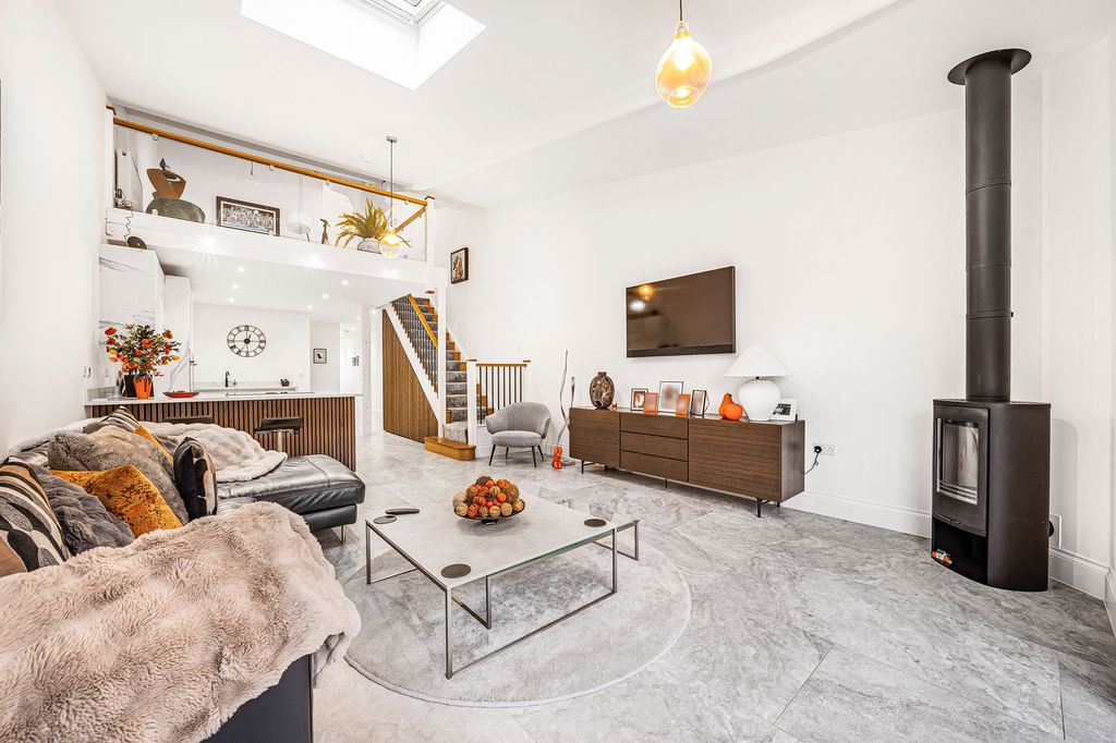 Property photo 2 of 39