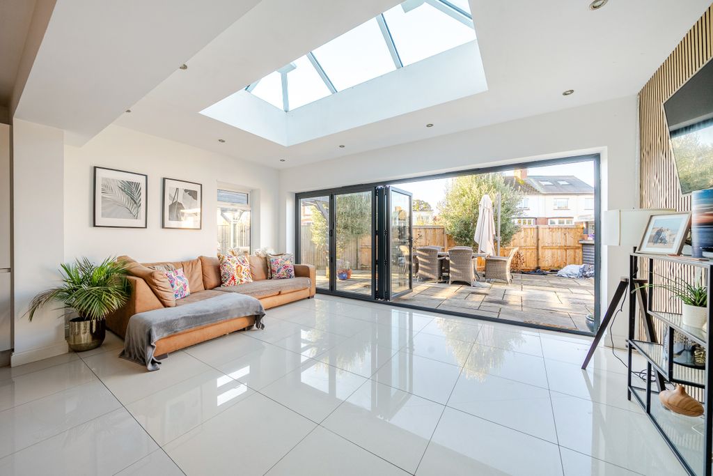 Property photo 3 of 26 Kitchen / Breakfast Room