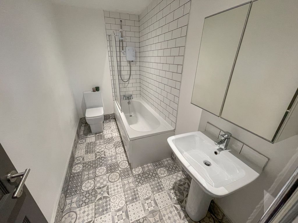 Property photo 3 of 7 Flat 4, 1A Holmes9