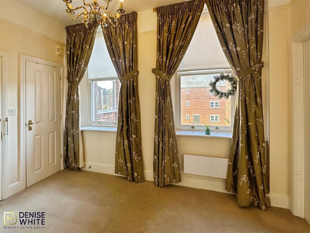 Property photo 3 of 21 Entrance Hall