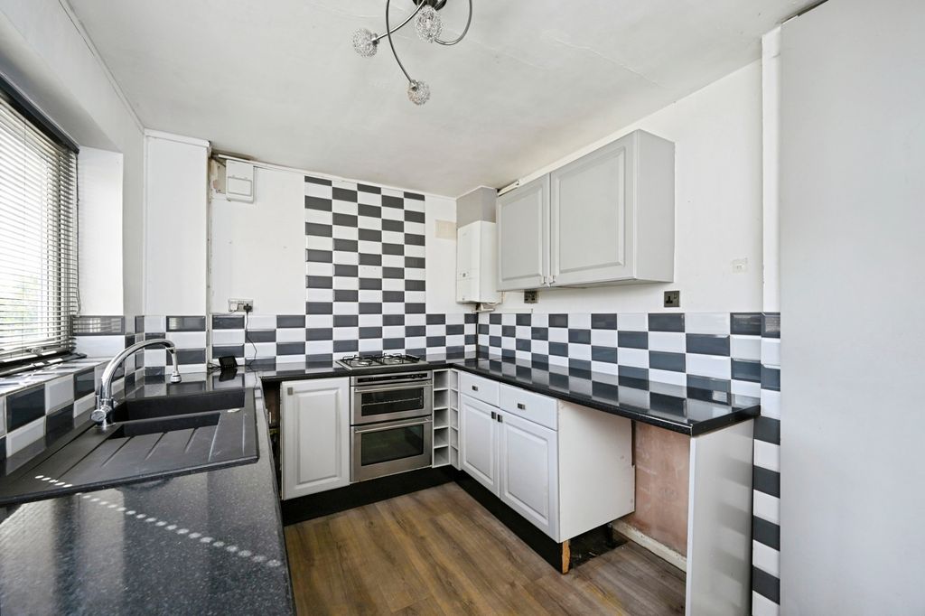 Property photo 3 of 17 Kitchen