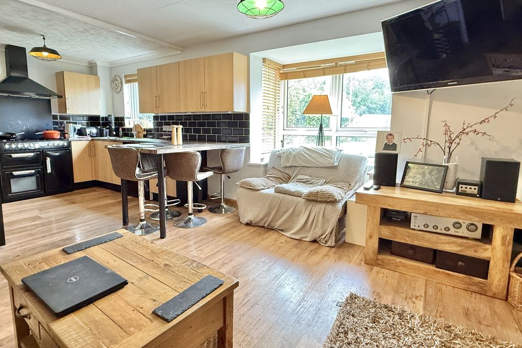 Property photo 1 of 12 2 Bedroom Ground Floor Apartment
