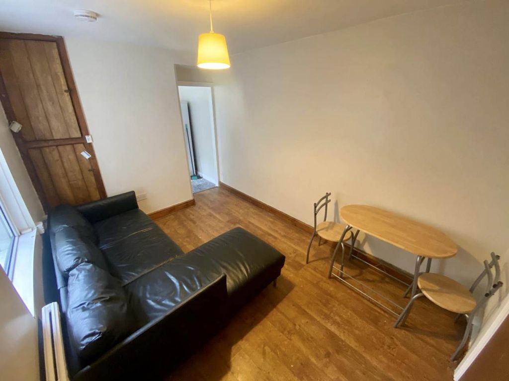 Property photo 3 of 9 Lounge 2