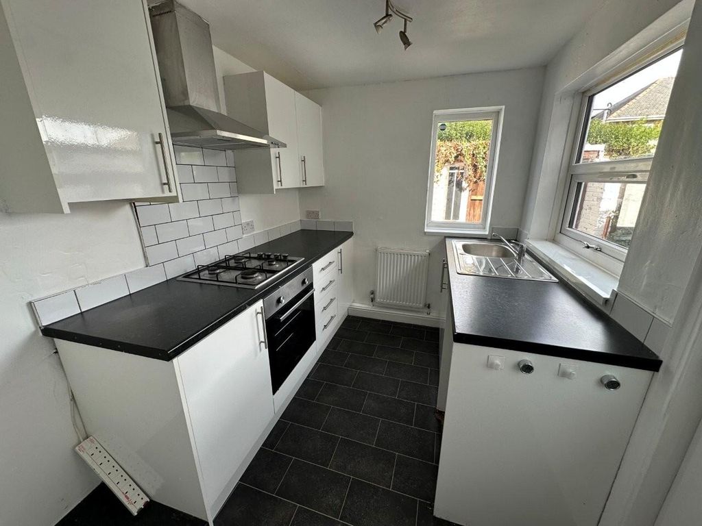 Property photo 2 of 7 Kitchen