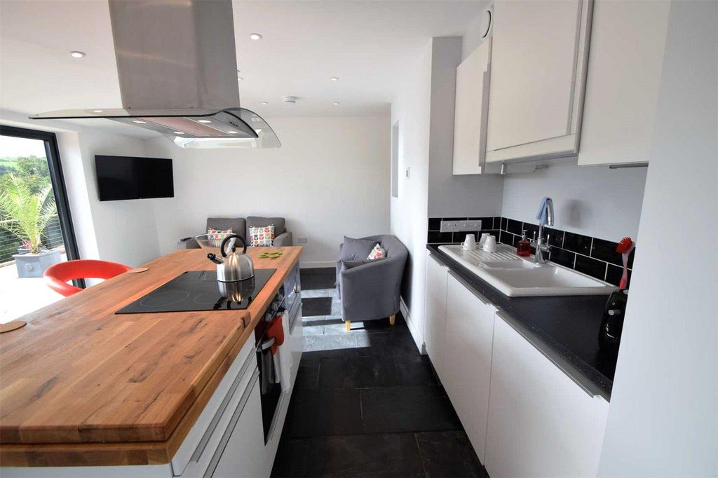 Property photo 3 of 10 Seddons Tiverton