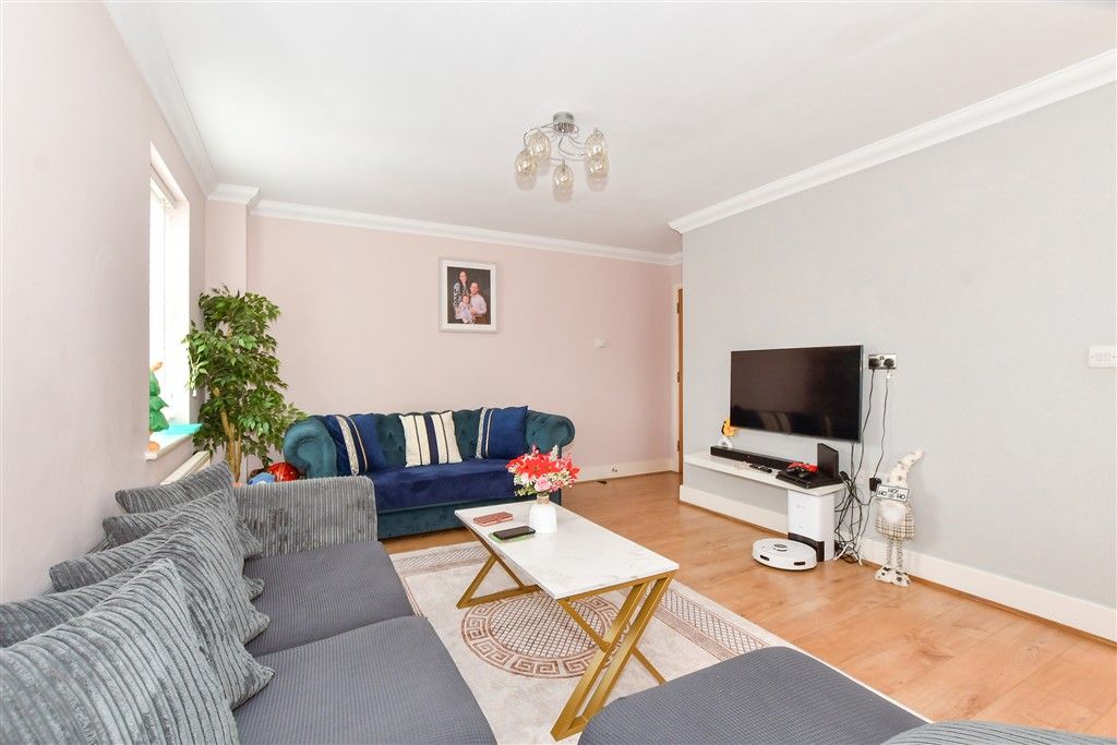 Property photo 2 of 10 Lounge / Dining Area