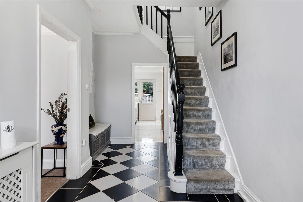 Property photo 2 of 31 112 St James Road-32.Jpg