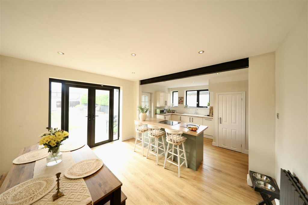 Property photo 2 of 27 Kitchen Diner