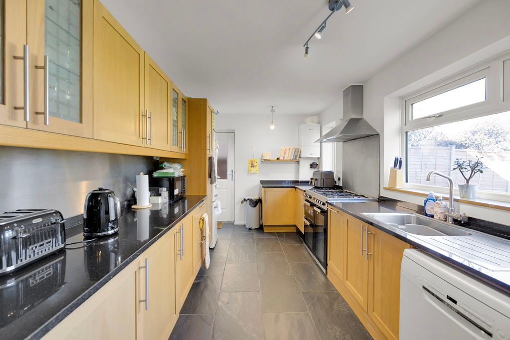 Property photo 3 of 31 Kitchen