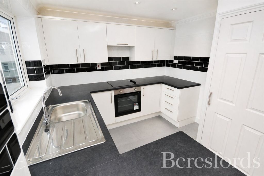 Property photo 3 of 6 Kitchen