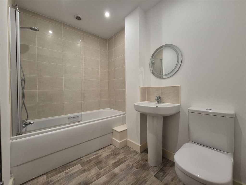 Property photo 2 of 14 Bathroom