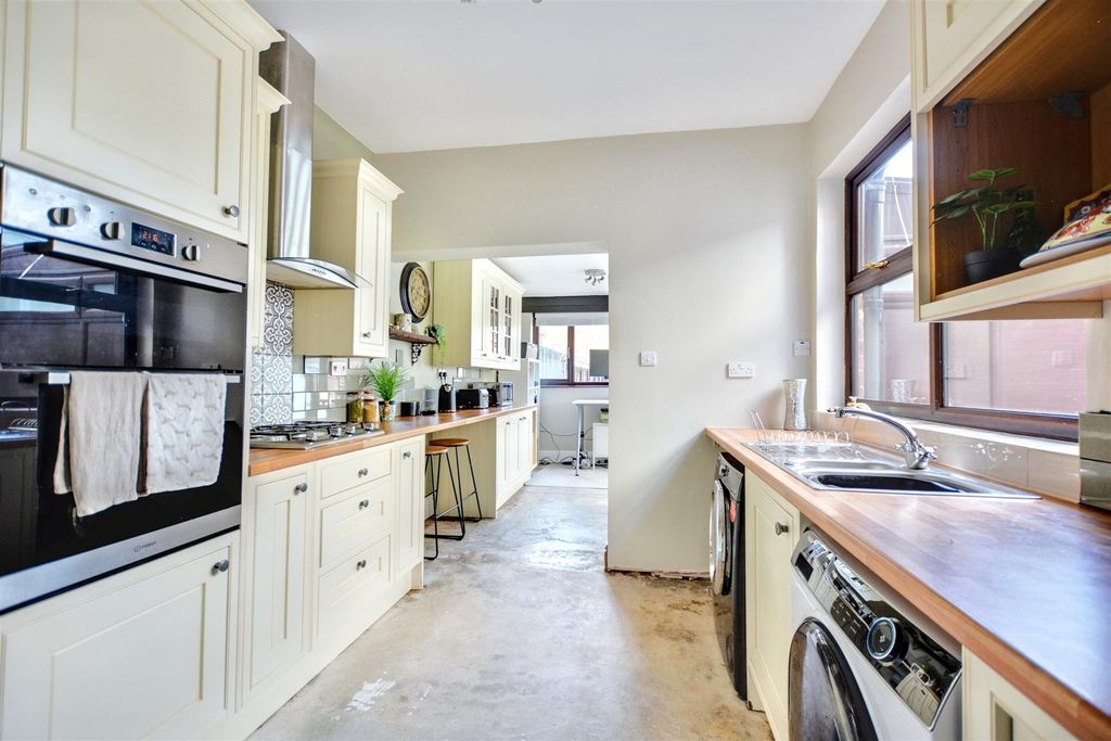Property photo 3 of 18 Kitchen/Diner