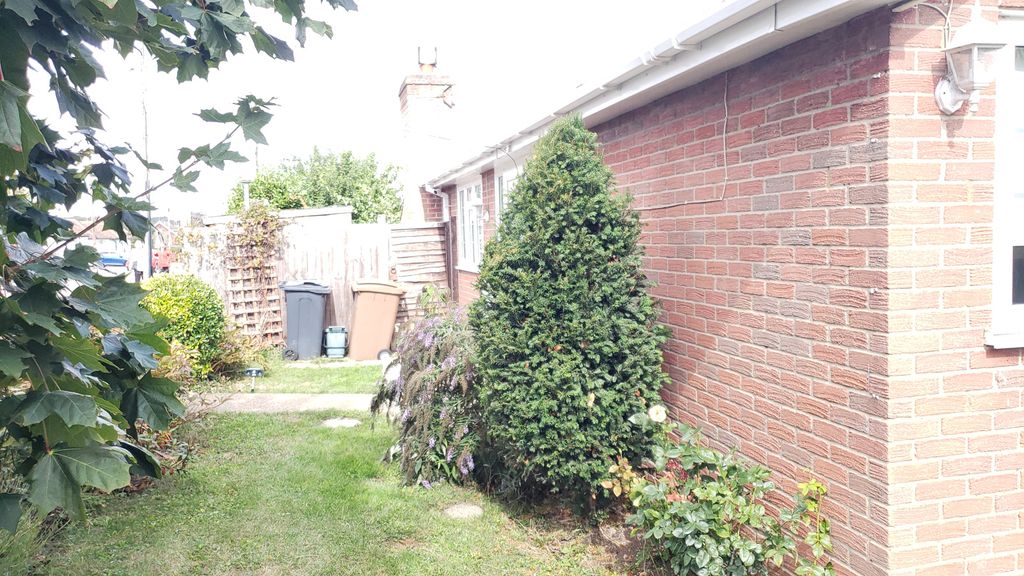 Property photo 2 of 33 Front Garden