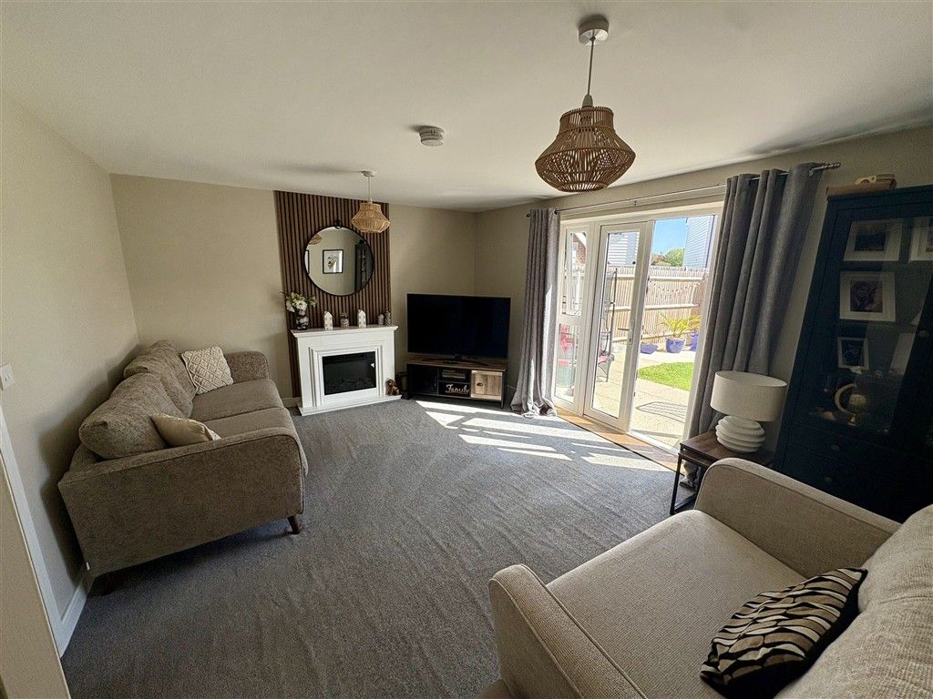Property photo 2 of 11 Lounge