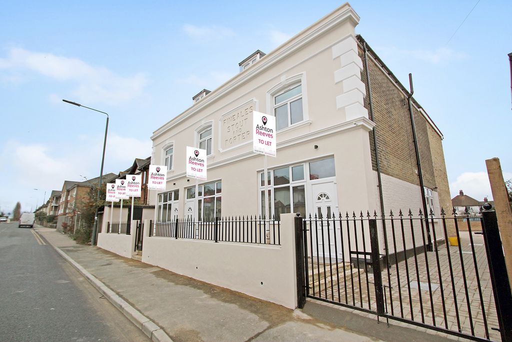 Property photo 1 of 8 Photo 3