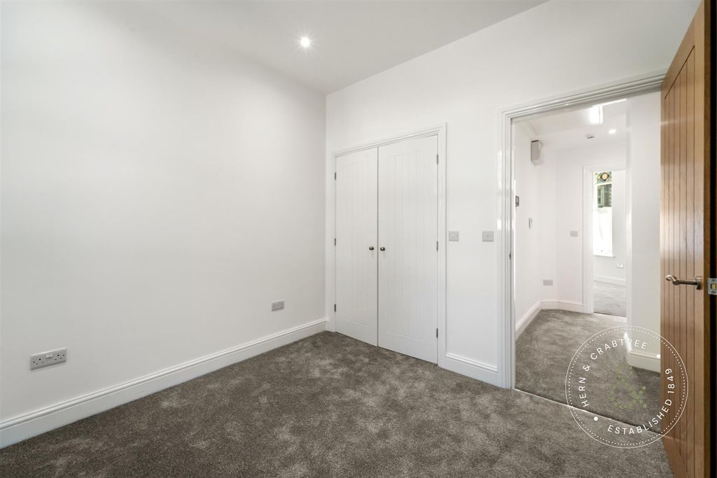 Property photo 3 of 8 207 Cathedral Rd Flat 2-3.Jpg