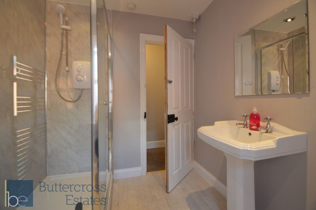 Property photo 3 of 7 Bathroom