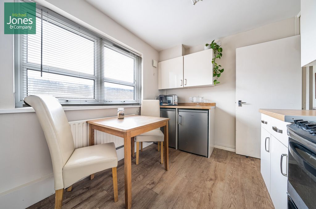 Property photo 3 of 7 Kitchen