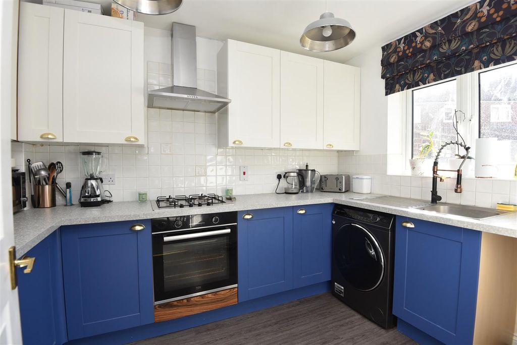 Property photo 3 of 11 Kitchen