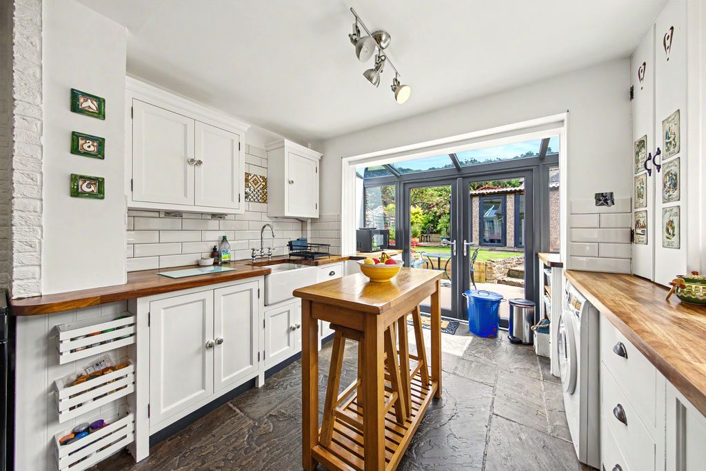 Property photo 3 of 33 Kitchen