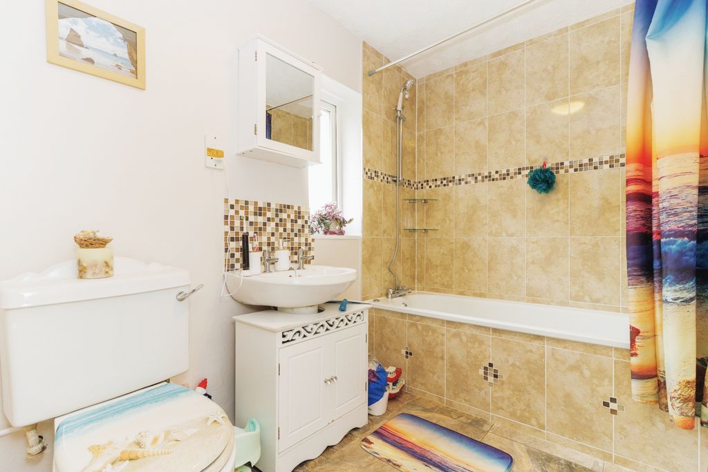 Property photo 3 of 16 Bathroom