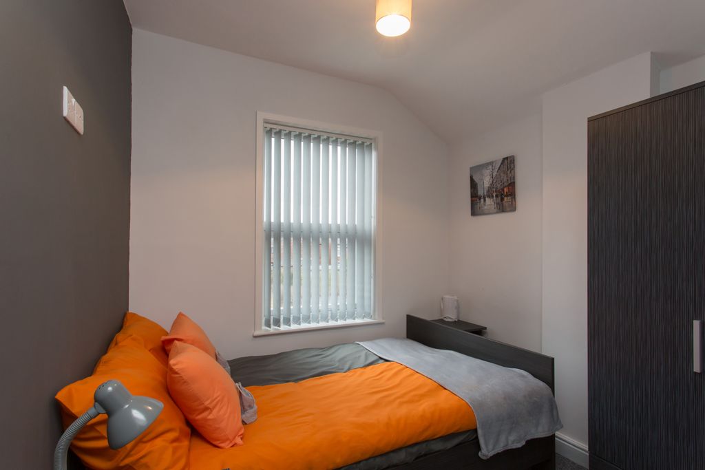 Property photo 1 of 13 Room 2