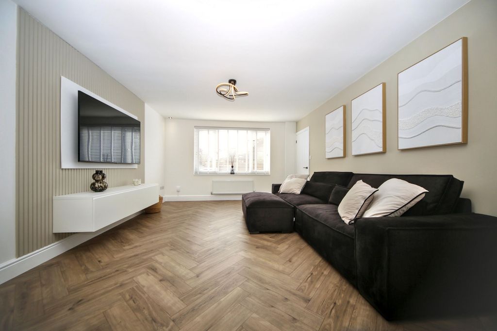 Property photo 2 of 23