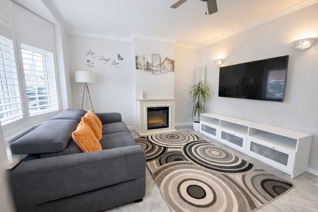 Property photo 2 of 13 Livingroom