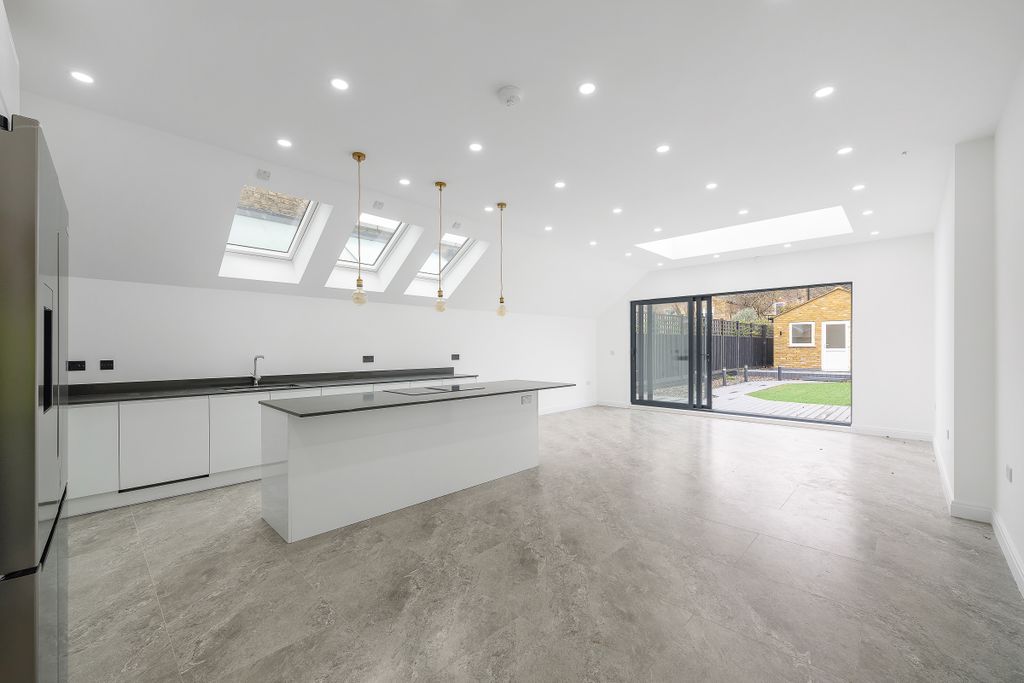 Property photo 3 of 35