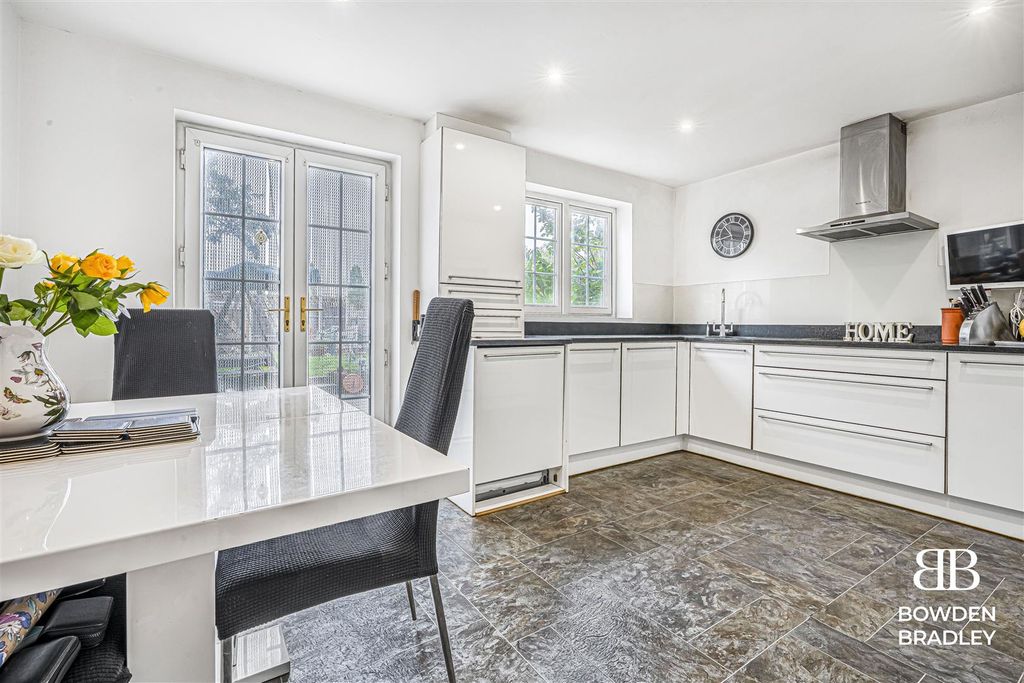 Property photo 2 of 14 Kitchen