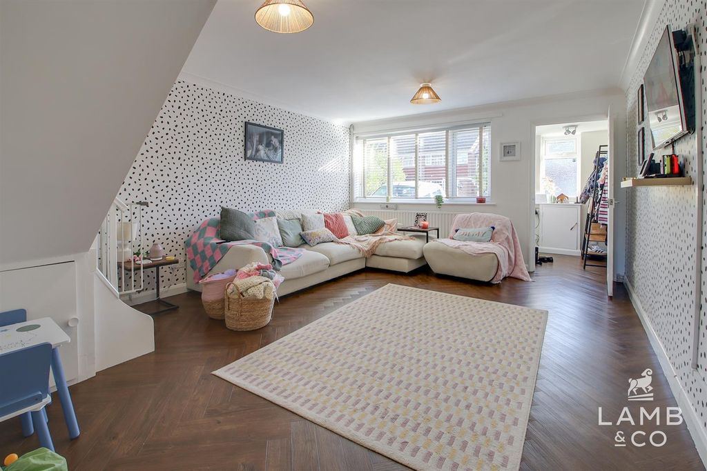 Property photo 3 of 13 Lounge