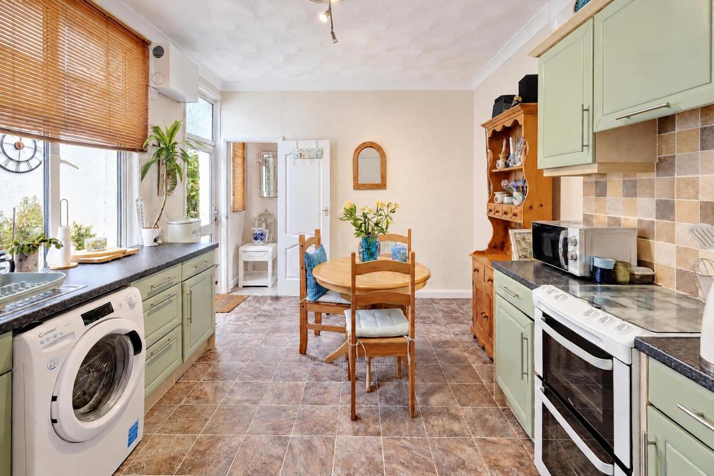 Property photo 2 of 18 Kitchen