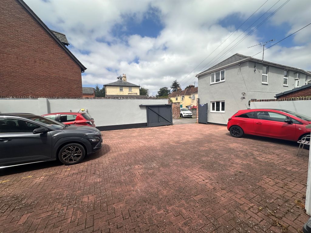 Property photo 3 of 13 Parking