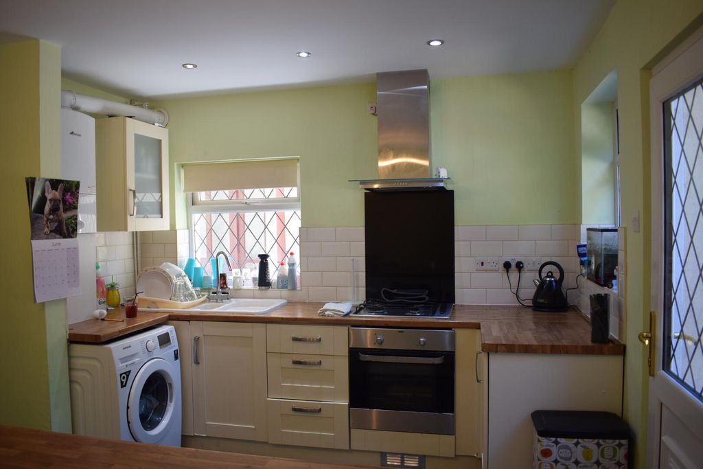 Property photo 3 of 17 Kitchen